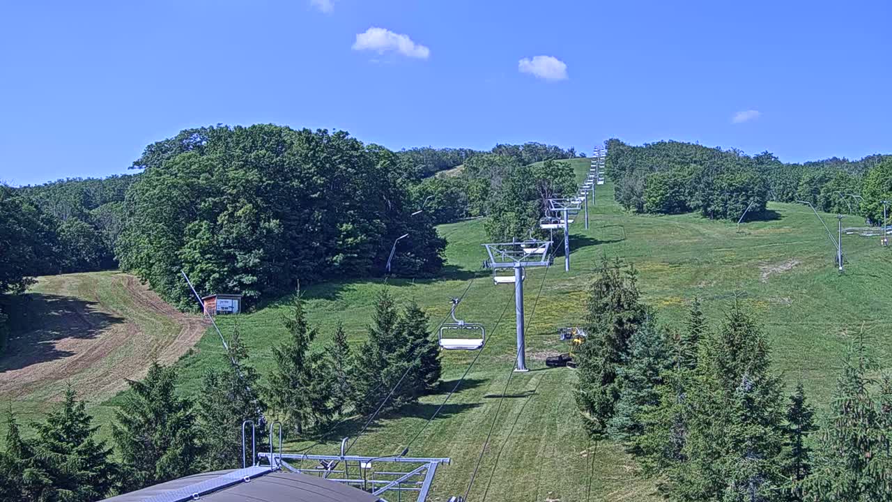 Blue Mountain Orchard Base Ropeway Station / Cascade Putting Course & Ski Slopes Live Cam - Collingwood, Blue Mountains, Simcoe, Ontario, Canada