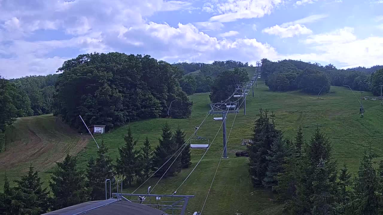 Blue Mountain Orchard Base Ropeway Station / Cascade Putting Course & Ski Slopes Live Cam - Collingwood, Blue Mountains, Simcoe, Ontario, Canada