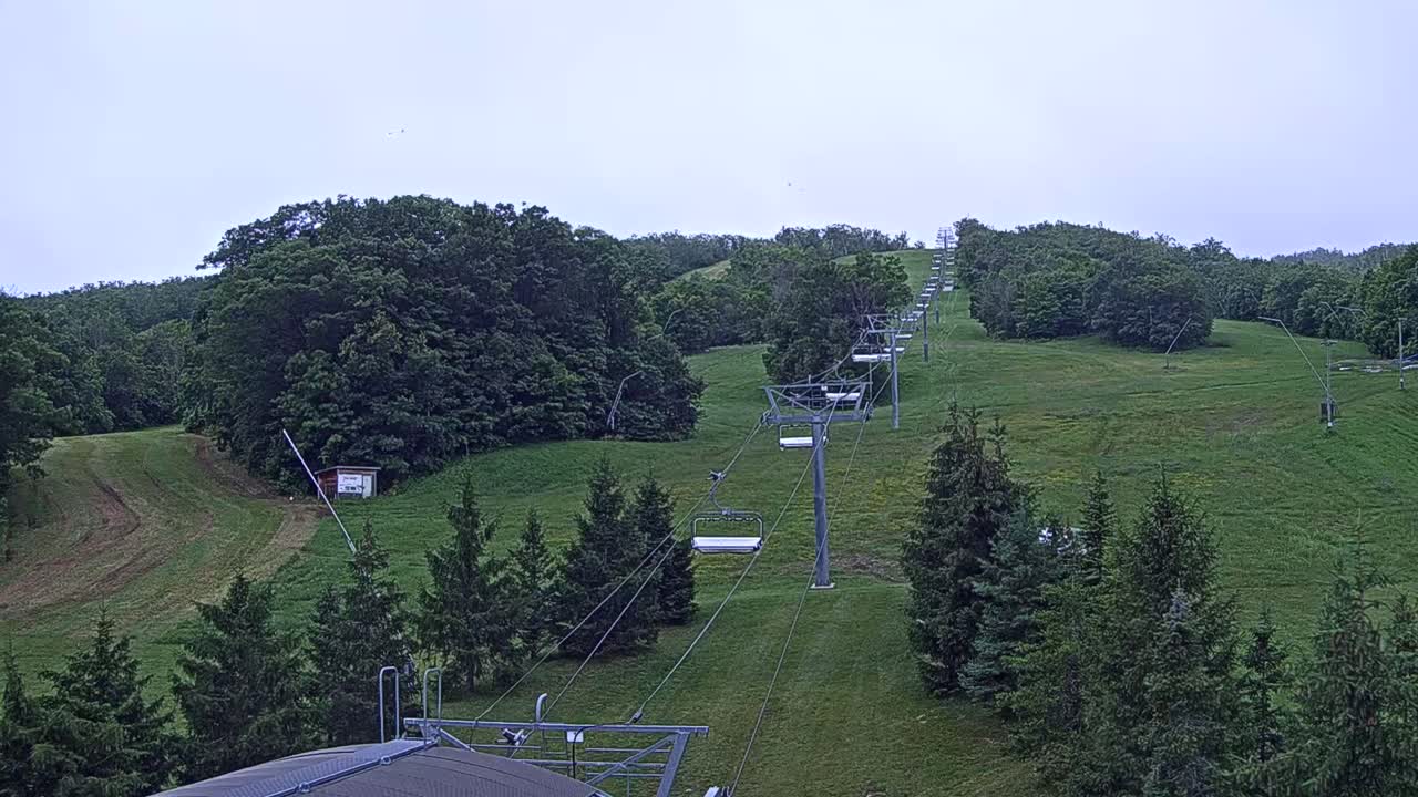 Blue Mountain Orchard Base Ropeway Station / Cascade Putting Course & Ski Slopes Live Cam - Collingwood, Blue Mountains, Simcoe, Ontario, Canada
