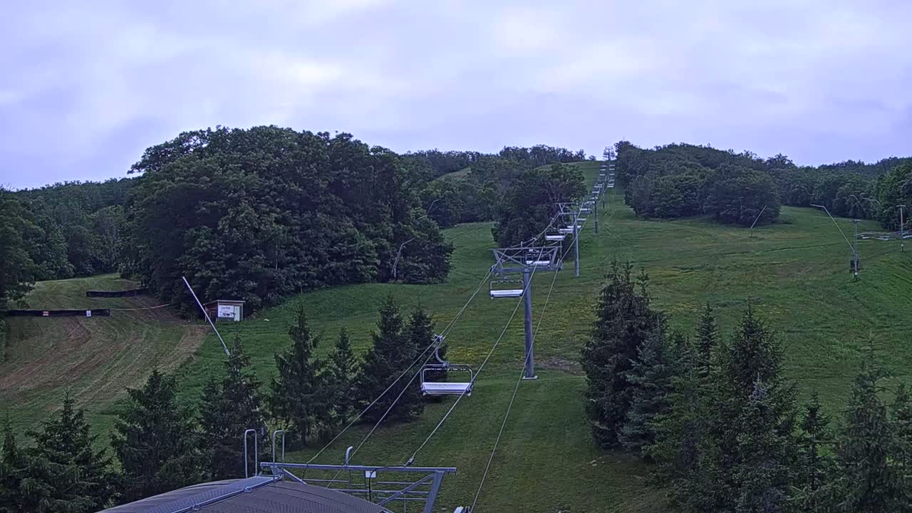 Blue Mountain Orchard Base Ropeway Station / Cascade Putting Course & Ski Slopes Live Cam - Collingwood, Blue Mountains, Simcoe, Ontario, Canada