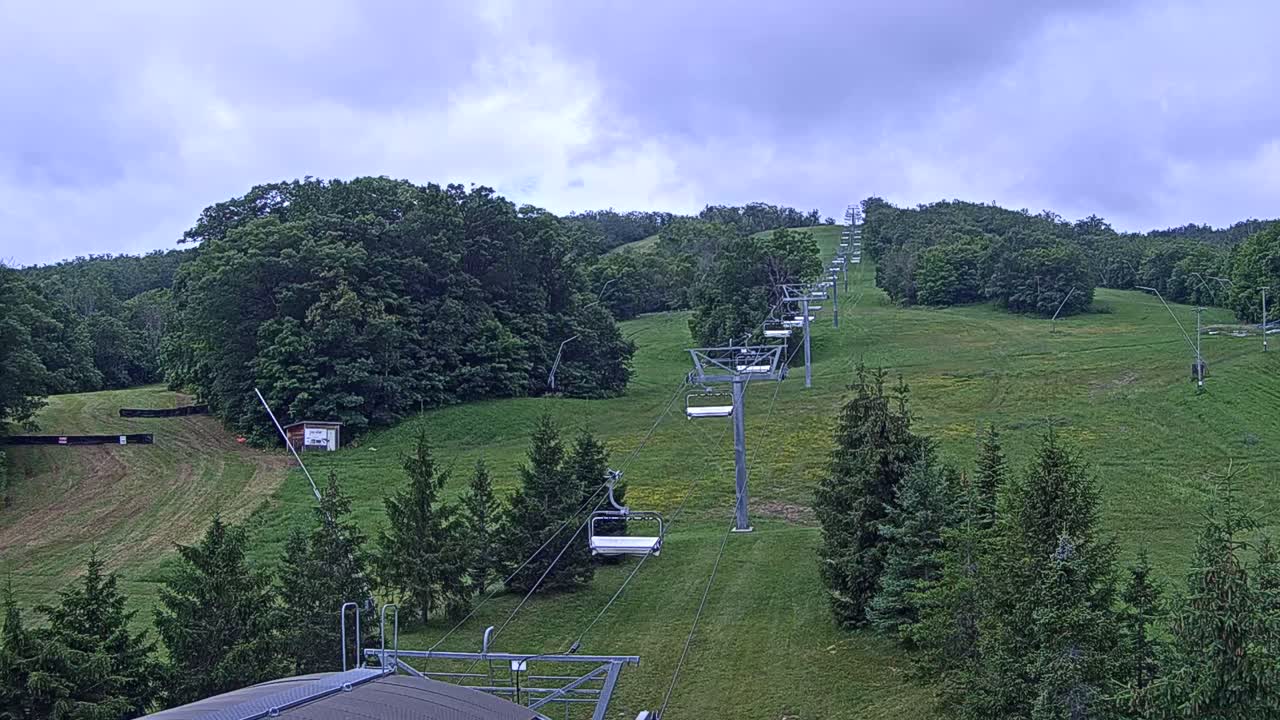 Blue Mountain Orchard Base Ropeway Station / Cascade Putting Course & Ski Slopes Live Cam - Collingwood, Blue Mountains, Simcoe, Ontario, Canada