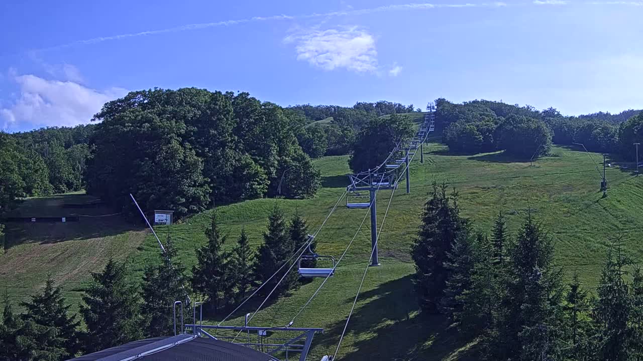 Blue Mountain Orchard Base Ropeway Station / Cascade Putting Course & Ski Slopes Live Cam - Collingwood, Blue Mountains, Simcoe, Ontario, Canada