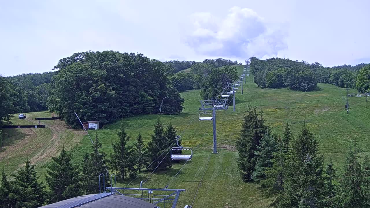 Blue Mountain Orchard Base Ropeway Station / Cascade Putting Course & Ski Slopes Live Cam - Collingwood, Blue Mountains, Simcoe, Ontario, Canada