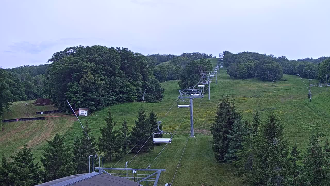 Blue Mountain Orchard Base Ropeway Station / Cascade Putting Course & Ski Slopes Live Cam - Collingwood, Blue Mountains, Simcoe, Ontario, Canada