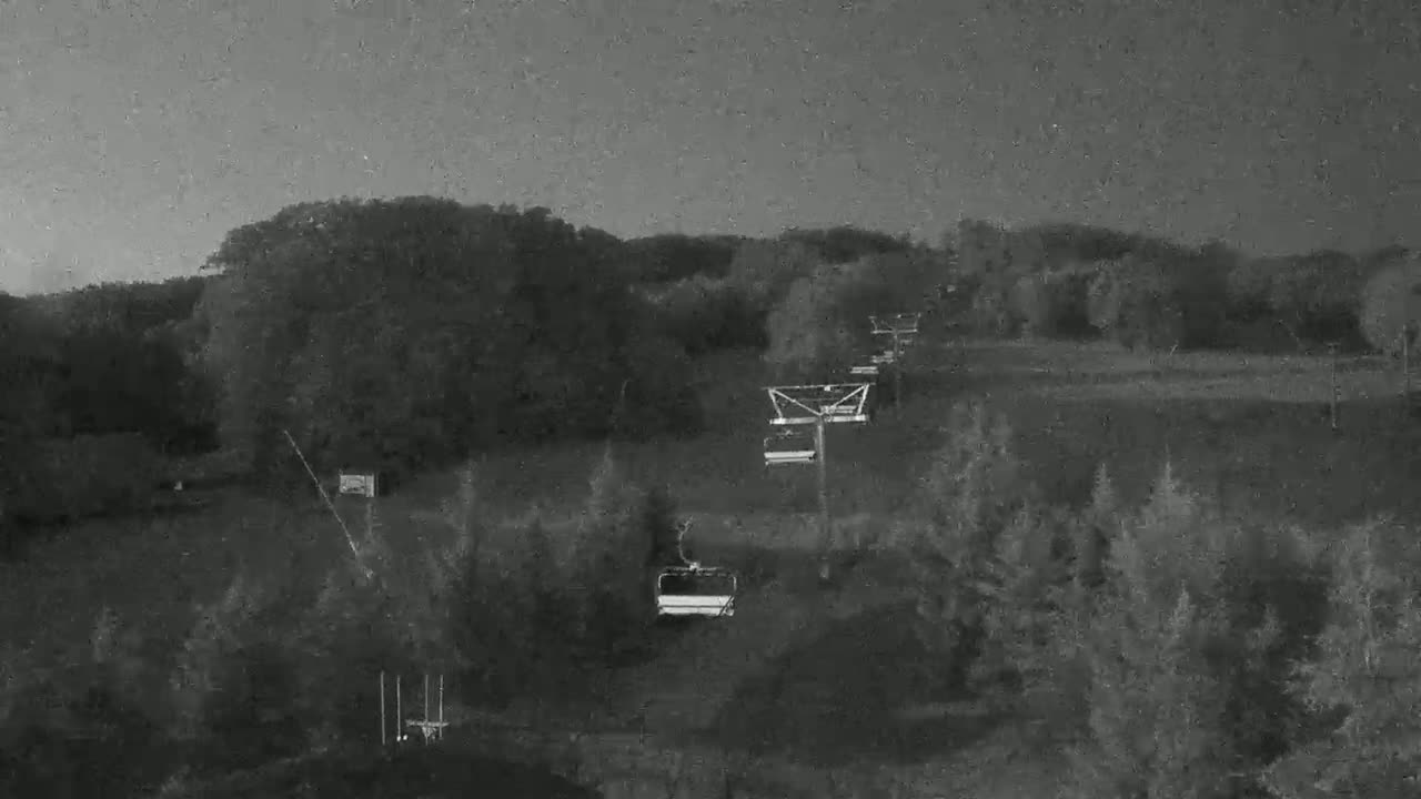Blue Mountain Orchard Base Ropeway Station / Cascade Putting Course & Ski Slopes Live Cam - Collingwood, Blue Mountains, Simcoe, Ontario, Canada