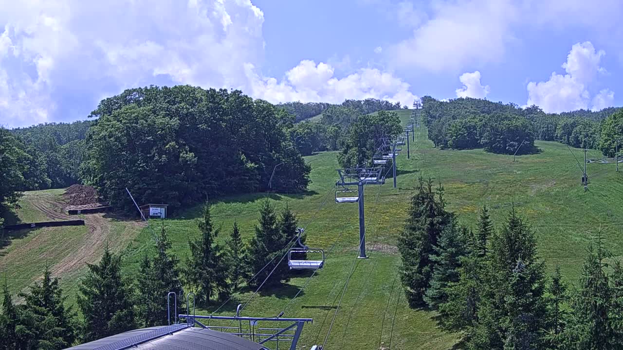 Blue Mountain Orchard Base Ropeway Station / Cascade Putting Course & Ski Slopes Live Cam - Collingwood, Blue Mountains, Simcoe, Ontario, Canada