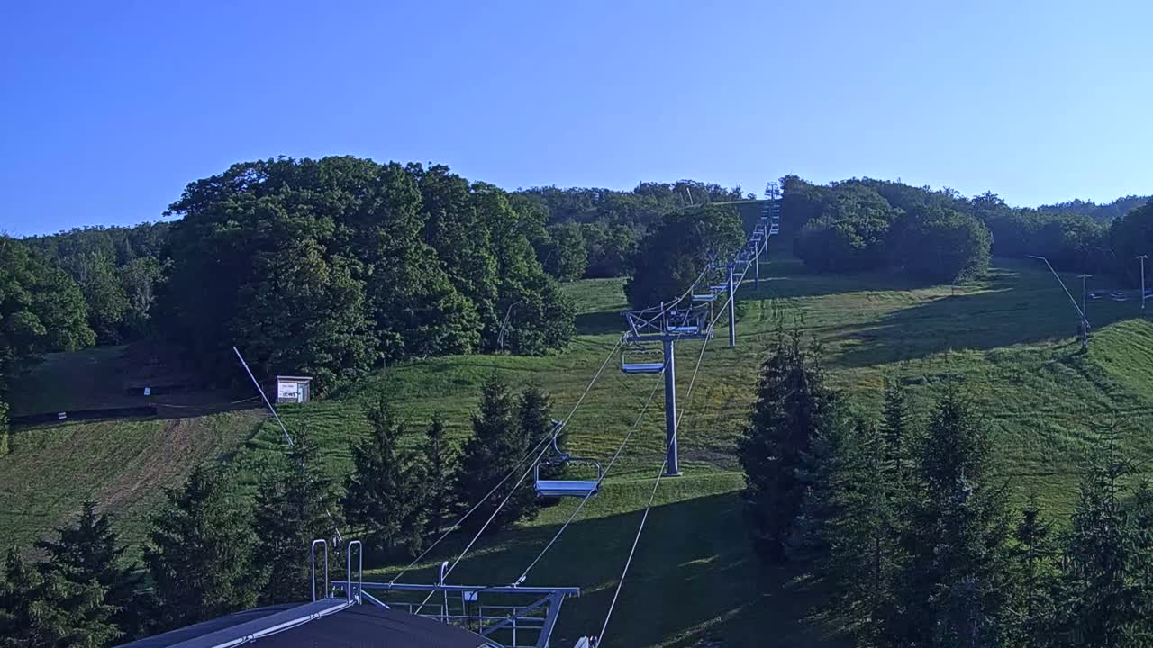 Blue Mountain Orchard Base Ropeway Station / Cascade Putting Course & Ski Slopes Live Cam - Collingwood, Blue Mountains, Simcoe, Ontario, Canada