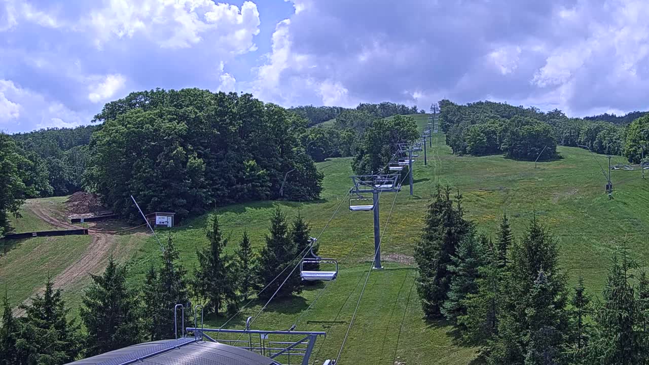 Blue Mountain Orchard Base Ropeway Station / Cascade Putting Course & Ski Slopes Live Cam - Collingwood, Blue Mountains, Simcoe, Ontario, Canada