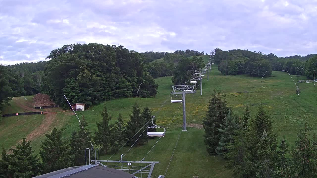 Blue Mountain Orchard Base Ropeway Station / Cascade Putting Course & Ski Slopes Live Cam - Collingwood, Blue Mountains, Simcoe, Ontario, Canada