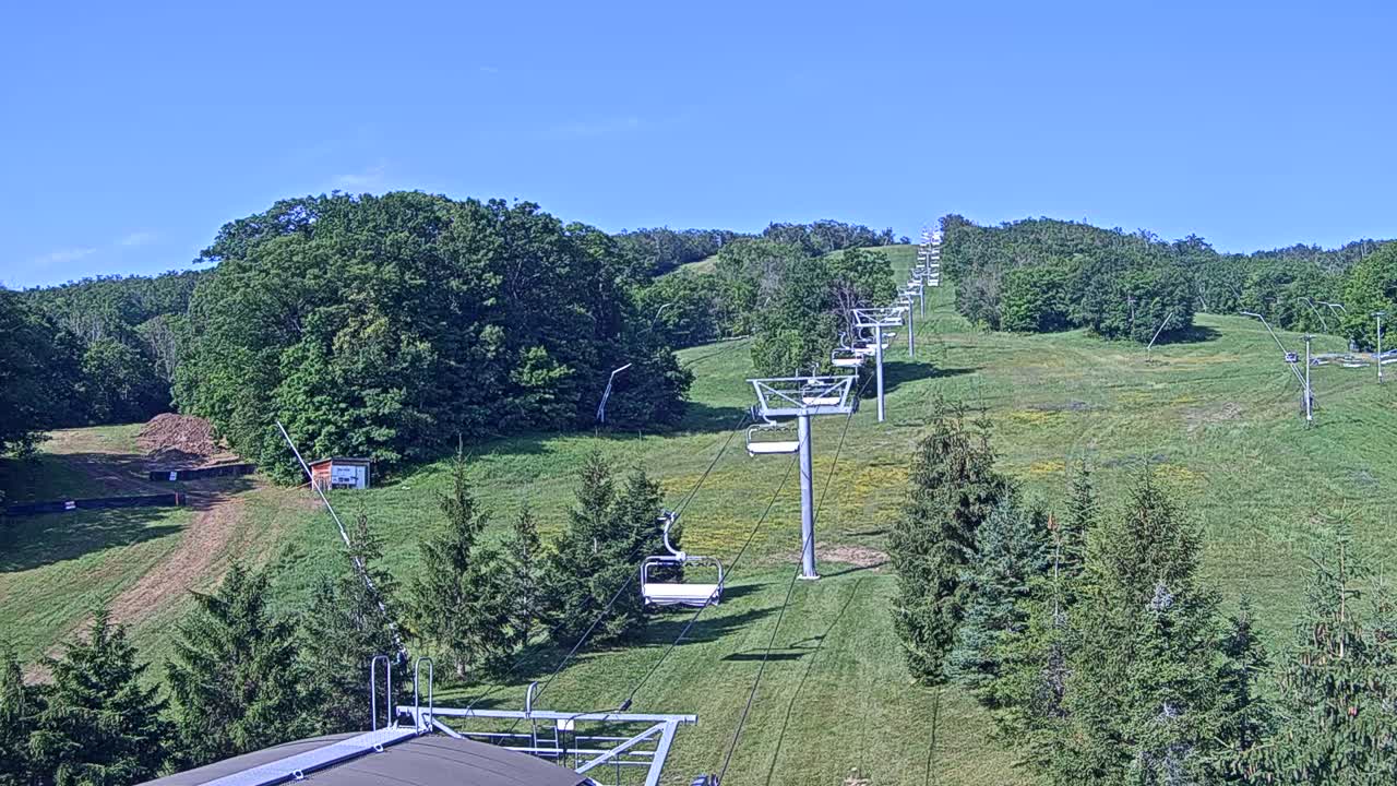 Blue Mountain Orchard Base Ropeway Station / Cascade Putting Course & Ski Slopes Live Cam - Collingwood, Blue Mountains, Simcoe, Ontario, Canada