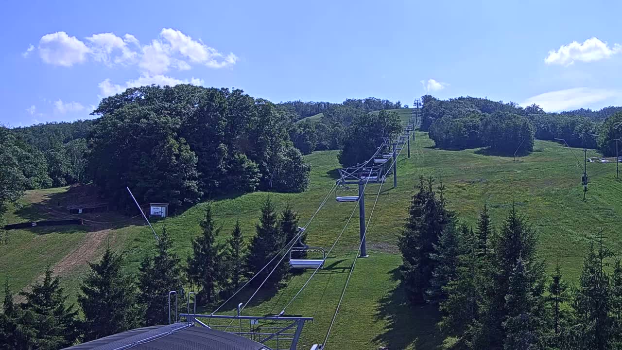Blue Mountain Orchard Base Ropeway Station / Cascade Putting Course & Ski Slopes Live Cam - Collingwood, Blue Mountains, Simcoe, Ontario, Canada