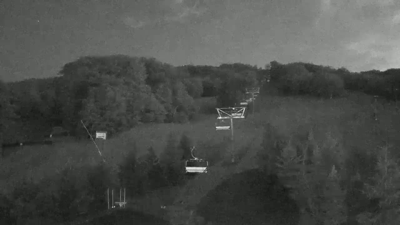 Blue Mountain Orchard Base Ropeway Station / Cascade Putting Course & Ski Slopes Live Cam - Collingwood, Blue Mountains, Simcoe, Ontario, Canada