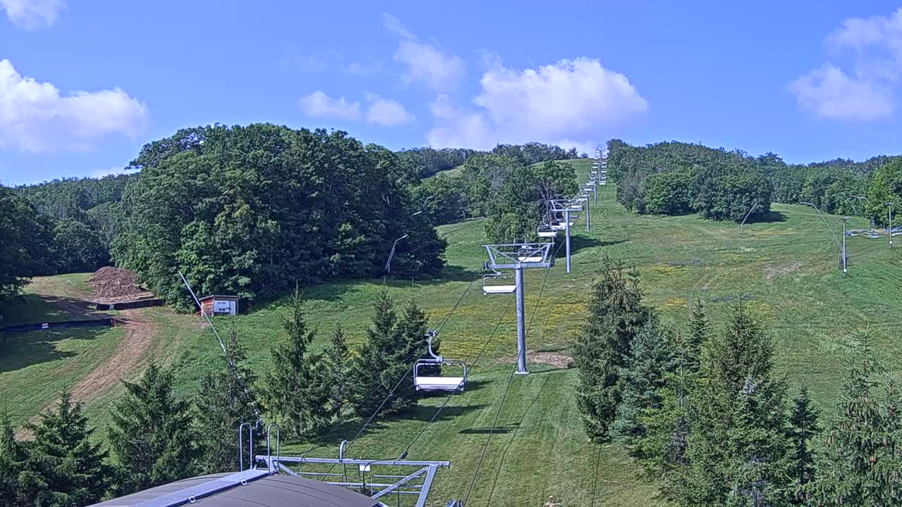 Blue Mountain Orchard Base Ropeway Station / Cascade Putting Course & Ski Slopes Live Cam - Collingwood, Blue Mountains, Simcoe, Ontario, Canada