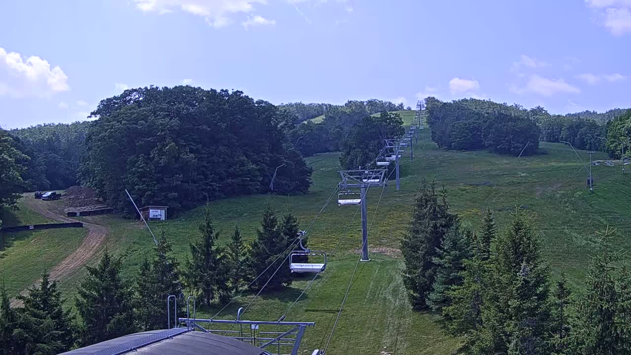 Blue Mountain Orchard Base Ropeway Station / Cascade Putting Course & Ski Slopes Live Cam - Collingwood, Blue Mountains, Simcoe, Ontario, Canada