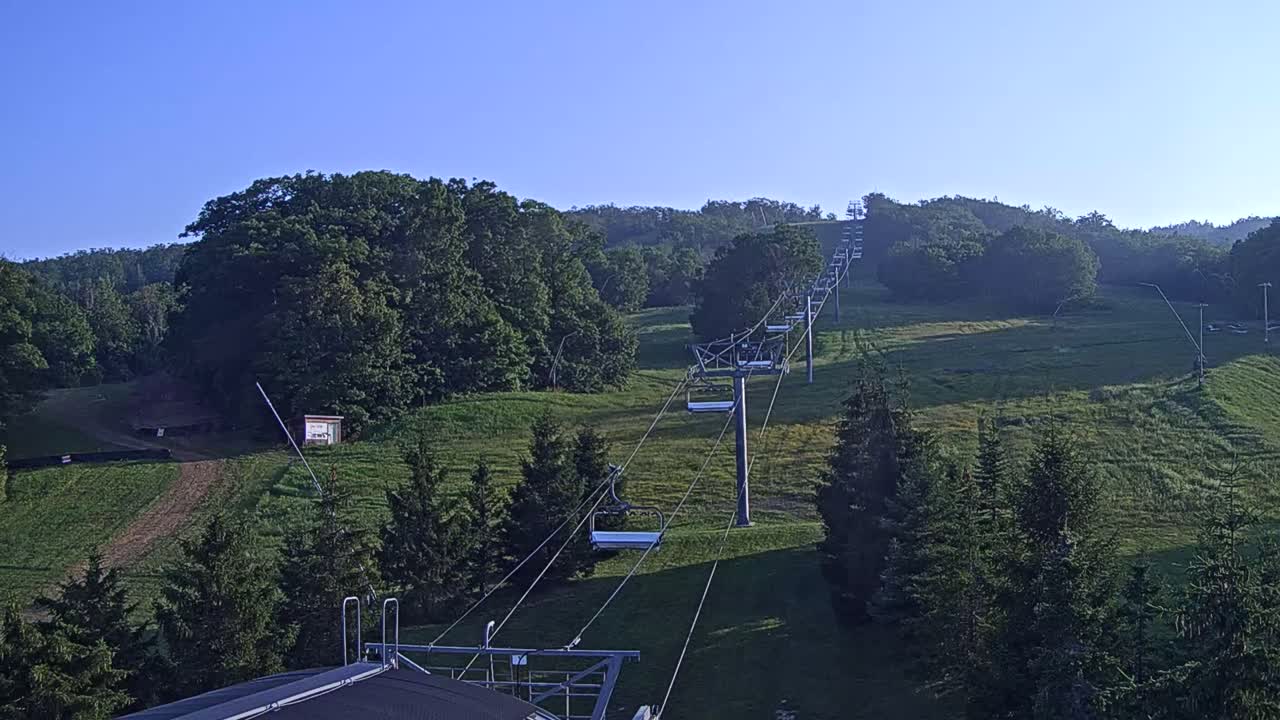 Blue Mountain Orchard Base Ropeway Station / Cascade Putting Course & Ski Slopes Live Cam - Collingwood, Blue Mountains, Simcoe, Ontario, Canada