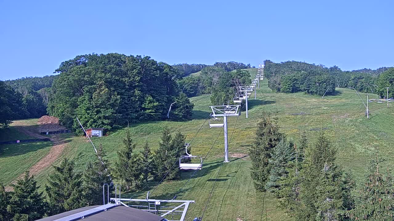 Blue Mountain Orchard Base Ropeway Station / Cascade Putting Course & Ski Slopes Live Cam - Collingwood, Blue Mountains, Simcoe, Ontario, Canada