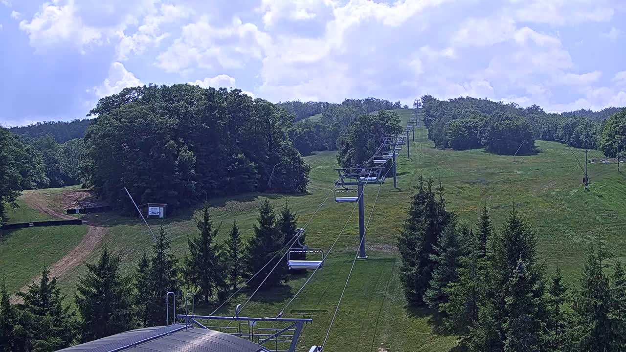 Blue Mountain Orchard Base Ropeway Station / Cascade Putting Course & Ski Slopes Live Cam - Collingwood, Blue Mountains, Simcoe, Ontario, Canada