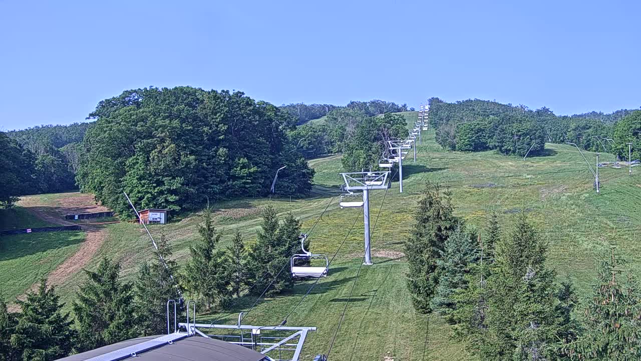 Blue Mountain Orchard Base Ropeway Station / Cascade Putting Course & Ski Slopes Live Cam - Collingwood, Blue Mountains, Simcoe, Ontario, Canada