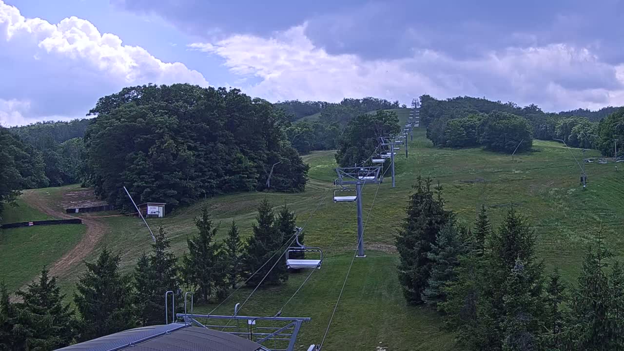 Blue Mountain Orchard Base Ropeway Station / Cascade Putting Course & Ski Slopes Live Cam - Collingwood, Blue Mountains, Simcoe, Ontario, Canada
