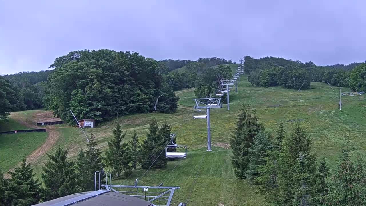 Blue Mountain Orchard Base Ropeway Station / Cascade Putting Course & Ski Slopes Live Cam - Collingwood, Blue Mountains, Simcoe, Ontario, Canada