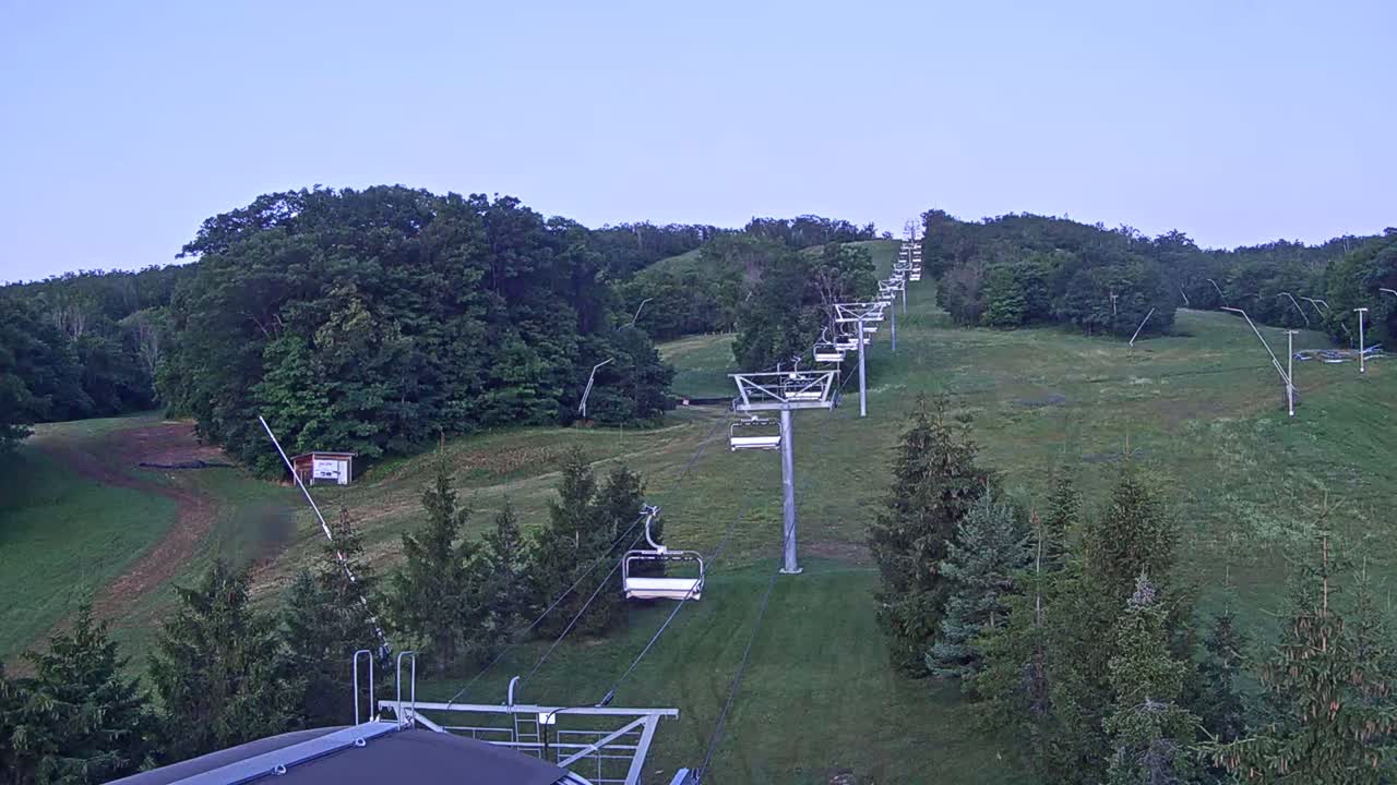 Blue Mountain Orchard Base Ropeway Station / Cascade Putting Course & Ski Slopes Live Cam - Collingwood, Blue Mountains, Simcoe, Ontario, Canada