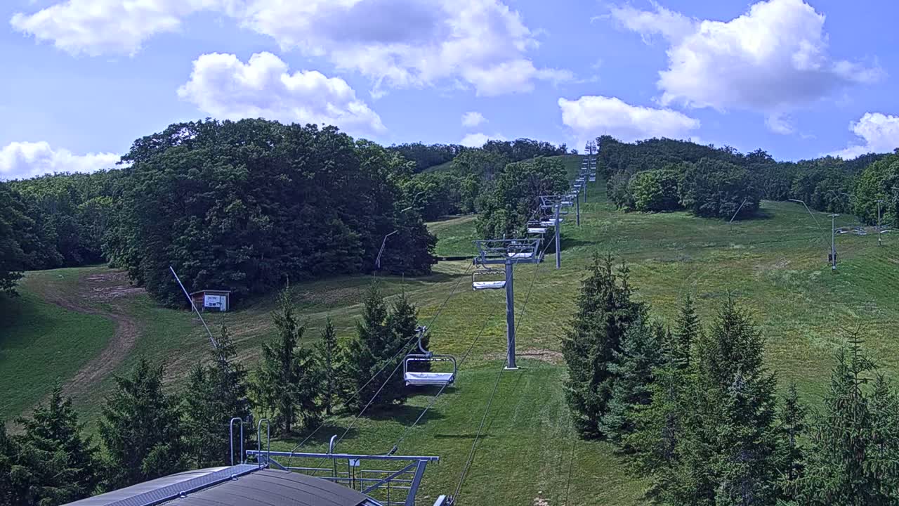 Blue Mountain Orchard Base Ropeway Station / Cascade Putting Course & Ski Slopes Live Cam - Collingwood, Blue Mountains, Simcoe, Ontario, Canada