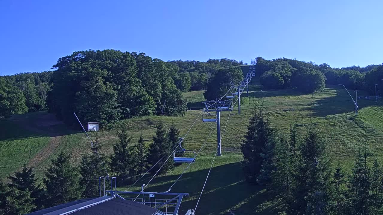 Blue Mountain Orchard Base Ropeway Station / Cascade Putting Course & Ski Slopes Live Cam - Collingwood, Blue Mountains, Simcoe, Ontario, Canada