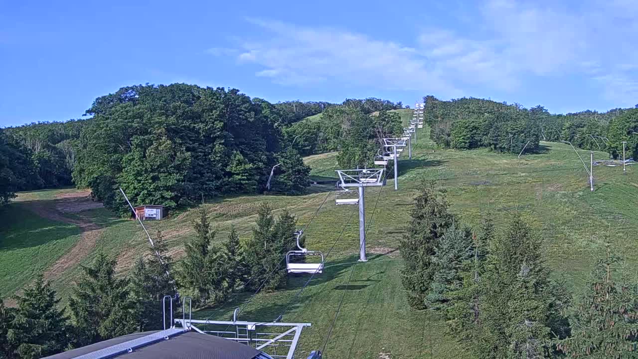 Blue Mountain Orchard Base Ropeway Station / Cascade Putting Course & Ski Slopes Live Cam - Collingwood, Blue Mountains, Simcoe, Ontario, Canada