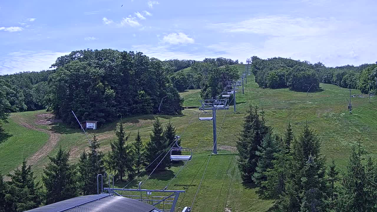 Blue Mountain Orchard Base Ropeway Station / Cascade Putting Course & Ski Slopes Live Cam - Collingwood, Blue Mountains, Simcoe, Ontario, Canada