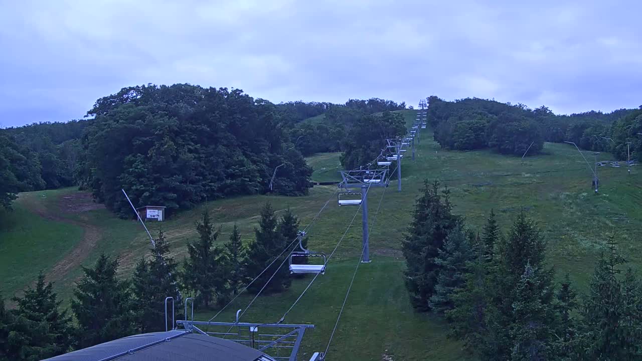 Blue Mountain Orchard Base Ropeway Station / Cascade Putting Course & Ski Slopes Live Cam - Collingwood, Blue Mountains, Simcoe, Ontario, Canada