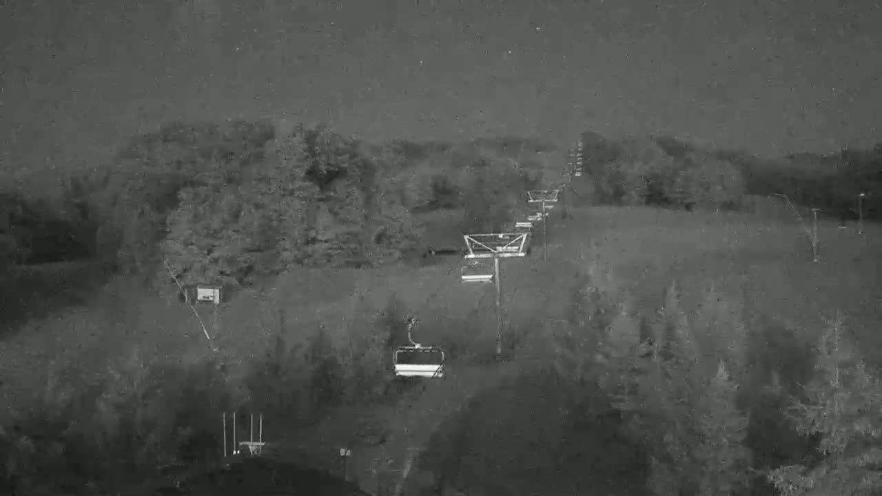 Blue Mountain Orchard Base Ropeway Station / Cascade Putting Course & Ski Slopes Live Cam - Collingwood, Blue Mountains, Simcoe, Ontario, Canada