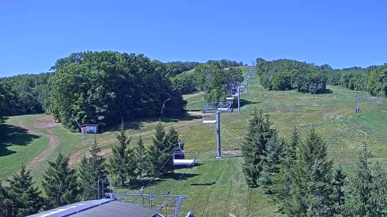 Blue Mountain Orchard Base Ropeway Station / Cascade Putting Course & Ski Slopes Live Cam - Collingwood, Blue Mountains, Simcoe, Ontario, Canada