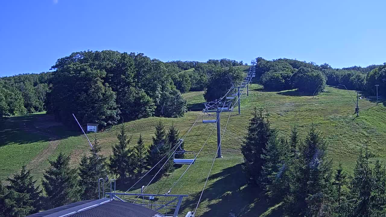 Blue Mountain Orchard Base Ropeway Station / Cascade Putting Course & Ski Slopes Live Cam - Collingwood, Blue Mountains, Simcoe, Ontario, Canada
