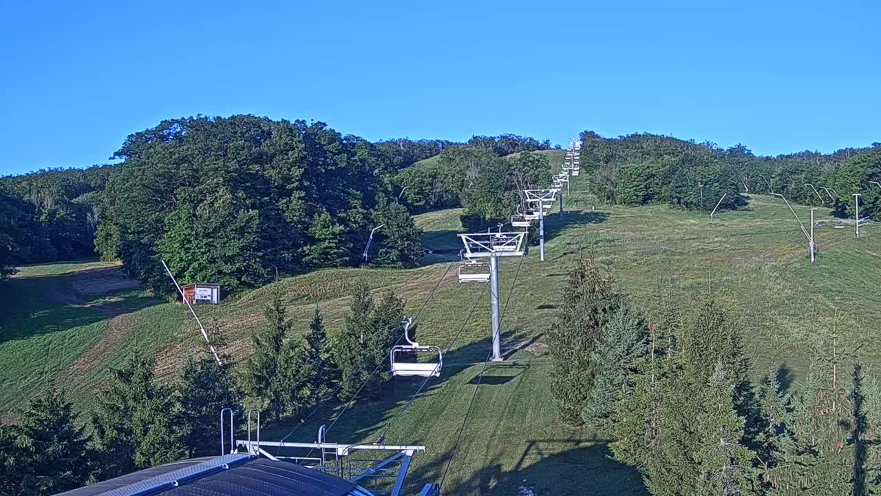 Blue Mountain Orchard Base Ropeway Station / Cascade Putting Course & Ski Slopes Live Cam - Collingwood, Blue Mountains, Simcoe, Ontario, Canada