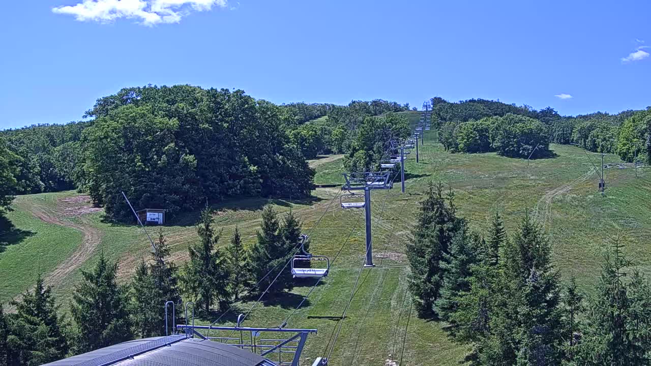 Blue Mountain Orchard Base Ropeway Station / Cascade Putting Course & Ski Slopes Live Cam - Collingwood, Blue Mountains, Simcoe, Ontario, Canada
