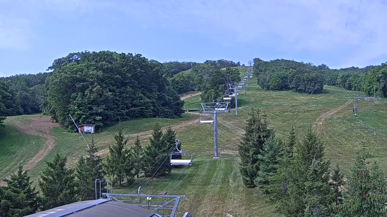 Blue Mountain Orchard Base Ropeway Station / Cascade Putting Course & Ski Slopes Live Cam - Collingwood, Blue Mountains, Simcoe, Ontario, Canada