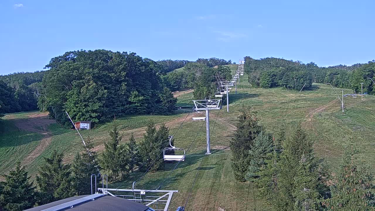 Blue Mountain Orchard Base Ropeway Station / Cascade Putting Course & Ski Slopes Live Cam - Collingwood, Blue Mountains, Simcoe, Ontario, Canada