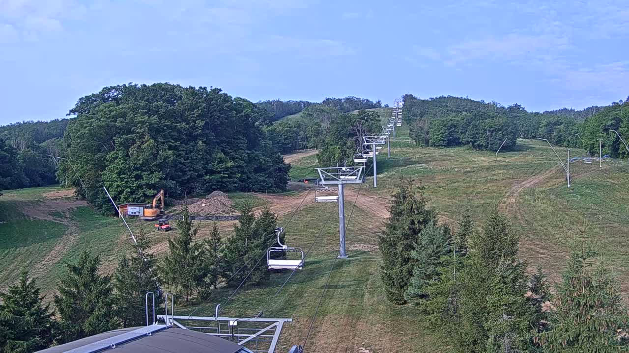 Blue Mountain Orchard Base Ropeway Station / Cascade Putting Course & Ski Slopes Live Cam - Collingwood, Blue Mountains, Simcoe, Ontario, Canada