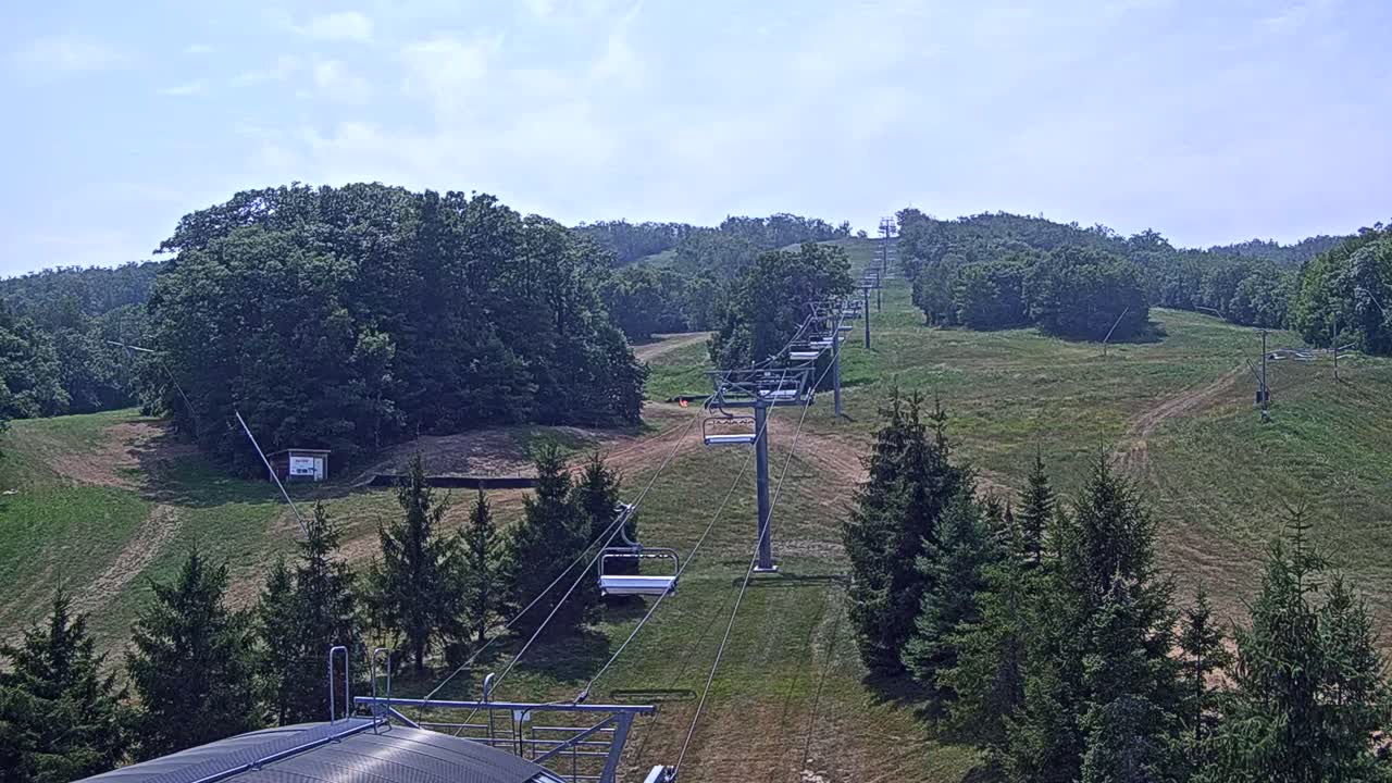 Blue Mountain Orchard Base Ropeway Station / Cascade Putting Course & Ski Slopes Live Cam - Collingwood, Blue Mountains, Simcoe, Ontario, Canada