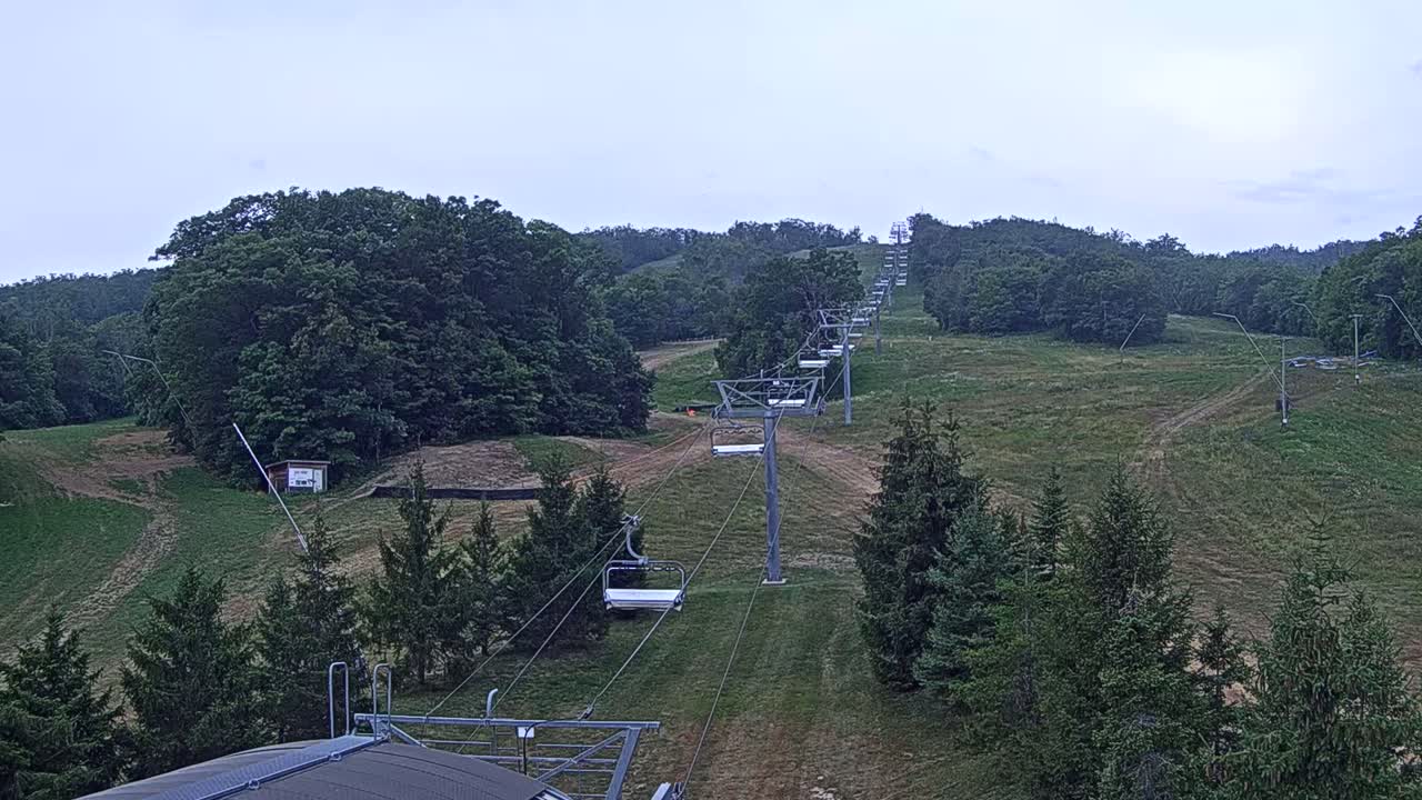 Blue Mountain Orchard Base Ropeway Station / Cascade Putting Course & Ski Slopes Live Cam - Collingwood, Blue Mountains, Simcoe, Ontario, Canada