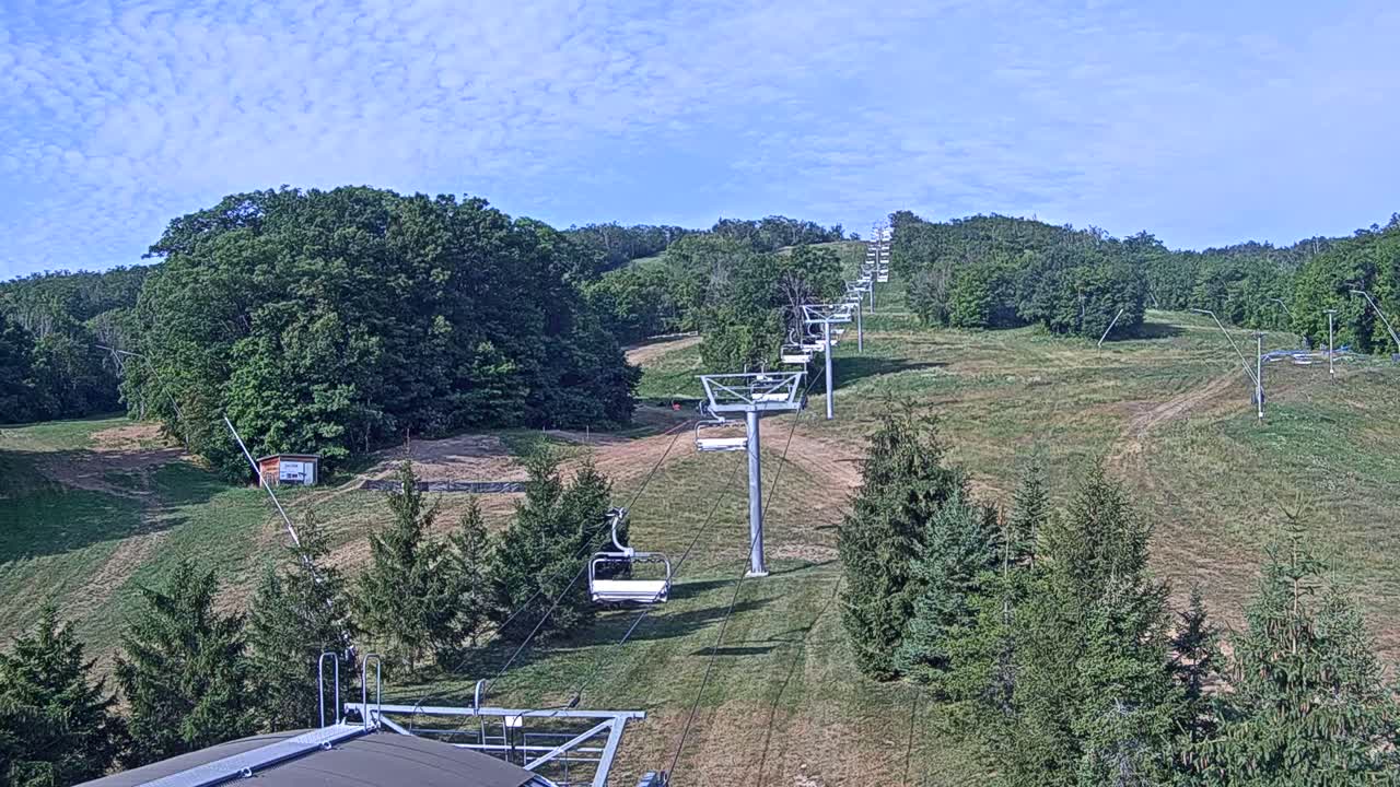Blue Mountain Orchard Base Ropeway Station / Cascade Putting Course & Ski Slopes Live Cam - Collingwood, Blue Mountains, Simcoe, Ontario, Canada