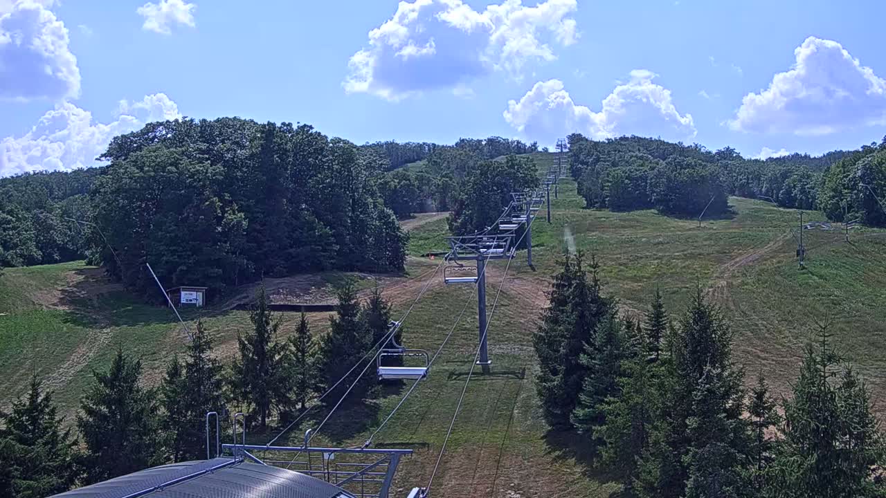 Blue Mountain Orchard Base Ropeway Station / Cascade Putting Course & Ski Slopes Live Cam - Collingwood, Blue Mountains, Simcoe, Ontario, Canada