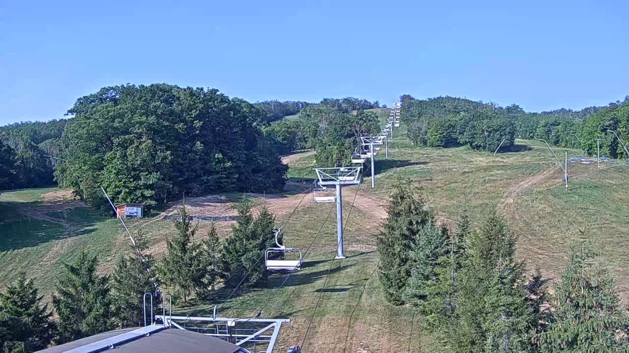 Blue Mountain Orchard Base Ropeway Station / Cascade Putting Course & Ski Slopes Live Cam - Collingwood, Blue Mountains, Simcoe, Ontario, Canada