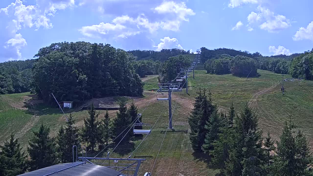 Blue Mountain Orchard Base Ropeway Station / Cascade Putting Course & Ski Slopes Live Cam - Collingwood, Blue Mountains, Simcoe, Ontario, Canada