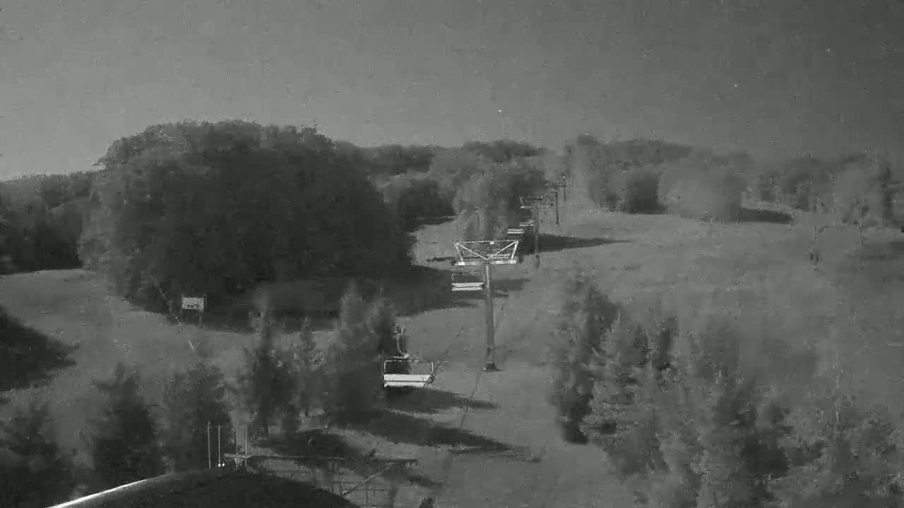 Blue Mountain Orchard Base Ropeway Station / Cascade Putting Course & Ski Slopes Live Cam - Collingwood, Blue Mountains, Simcoe, Ontario, Canada