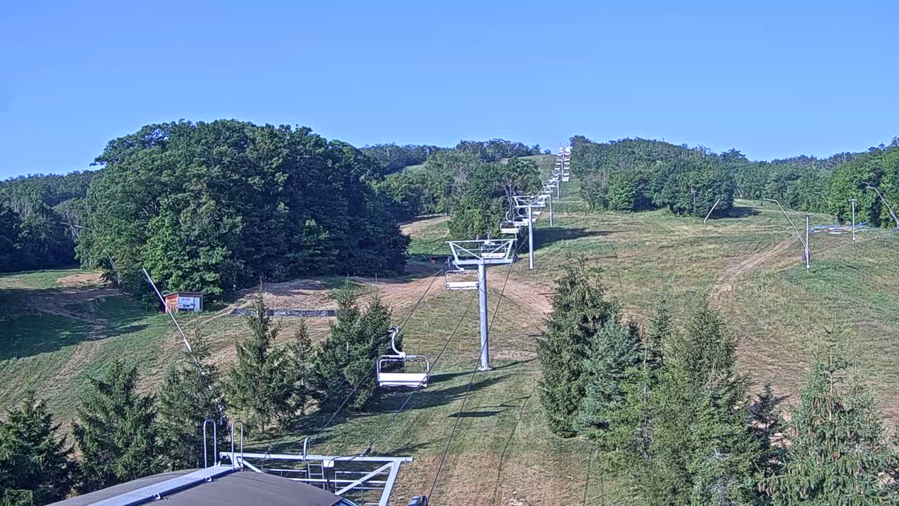 Blue Mountain Orchard Base Ropeway Station / Cascade Putting Course & Ski Slopes Live Cam - Collingwood, Blue Mountains, Simcoe, Ontario, Canada