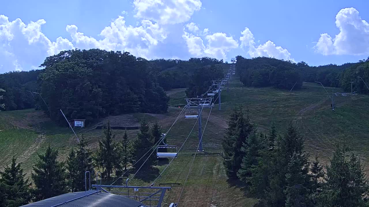 Blue Mountain Orchard Base Ropeway Station / Cascade Putting Course & Ski Slopes Live Cam - Collingwood, Blue Mountains, Simcoe, Ontario, Canada