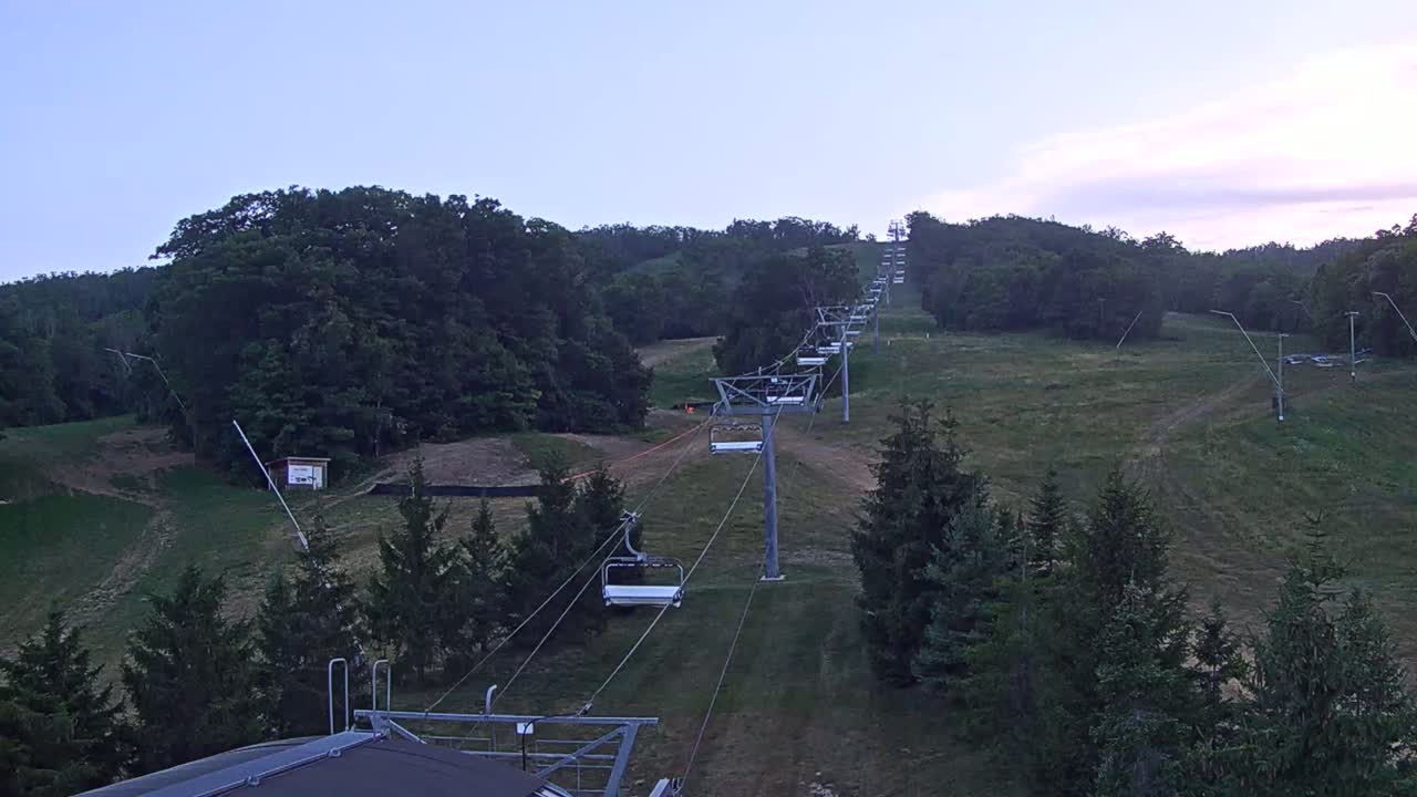 Blue Mountain Orchard Base Ropeway Station / Cascade Putting Course & Ski Slopes Live Cam - Collingwood, Blue Mountains, Simcoe, Ontario, Canada