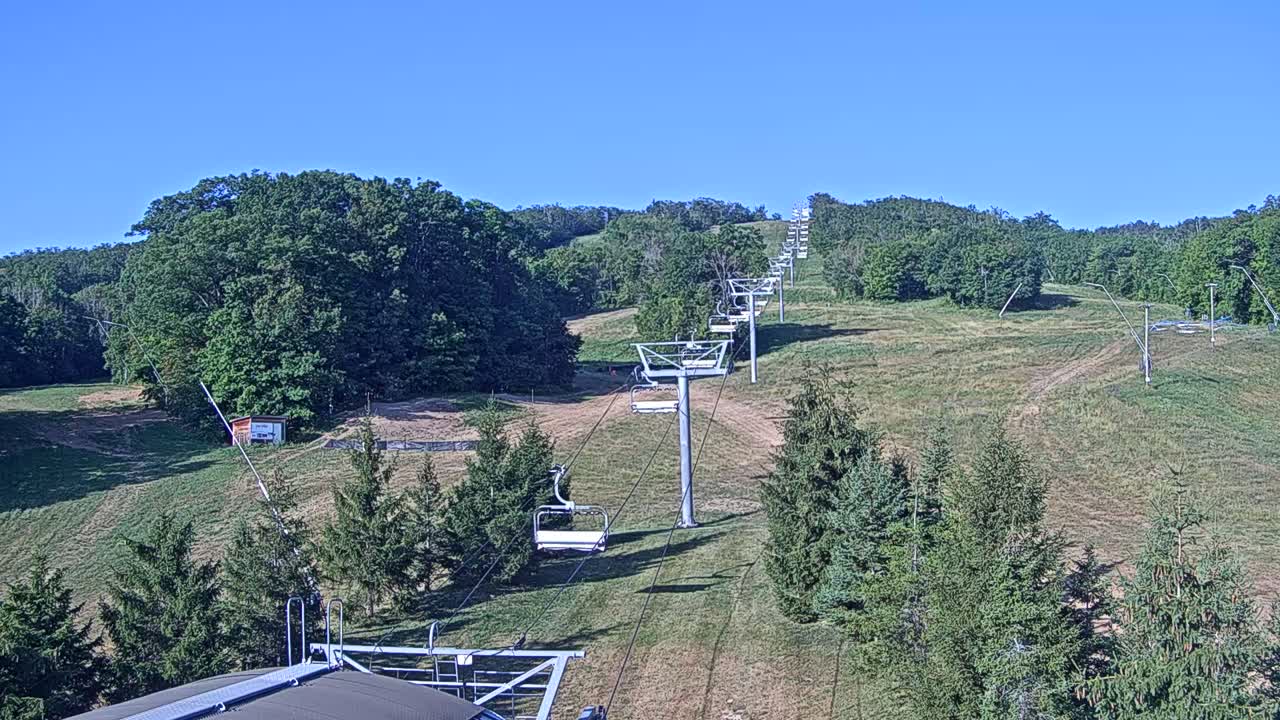 Blue Mountain Orchard Base Ropeway Station / Cascade Putting Course & Ski Slopes Live Cam - Collingwood, Blue Mountains, Simcoe, Ontario, Canada
