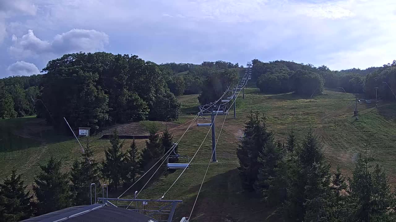 Blue Mountain Orchard Base Ropeway Station / Cascade Putting Course & Ski Slopes Live Cam - Collingwood, Blue Mountains, Simcoe, Ontario, Canada